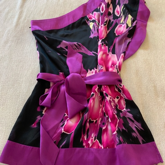 bebe 100% silk One-Shoulder top with sash. XS - Picture 6 of 8